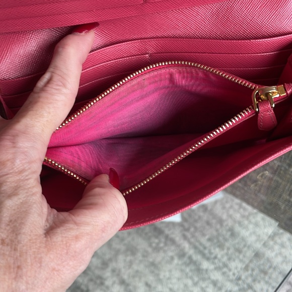 Prada Pink Wallet with Bow Detail and Gold Logo. All inclusion - Picture 6 of 7